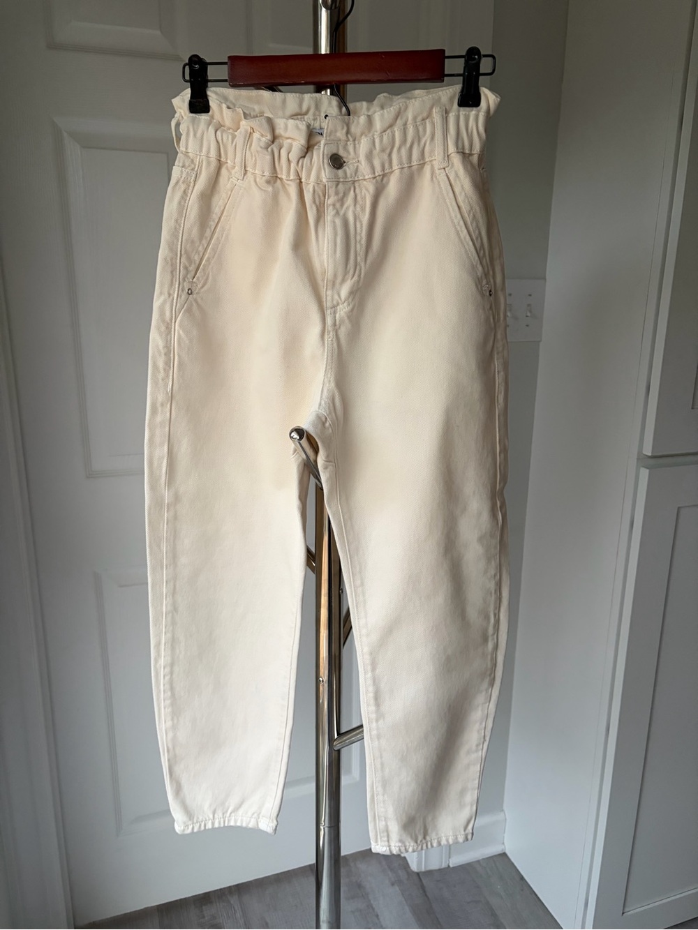 Zara Cream Paperbag Waist Barrel Jeans, Size 2.